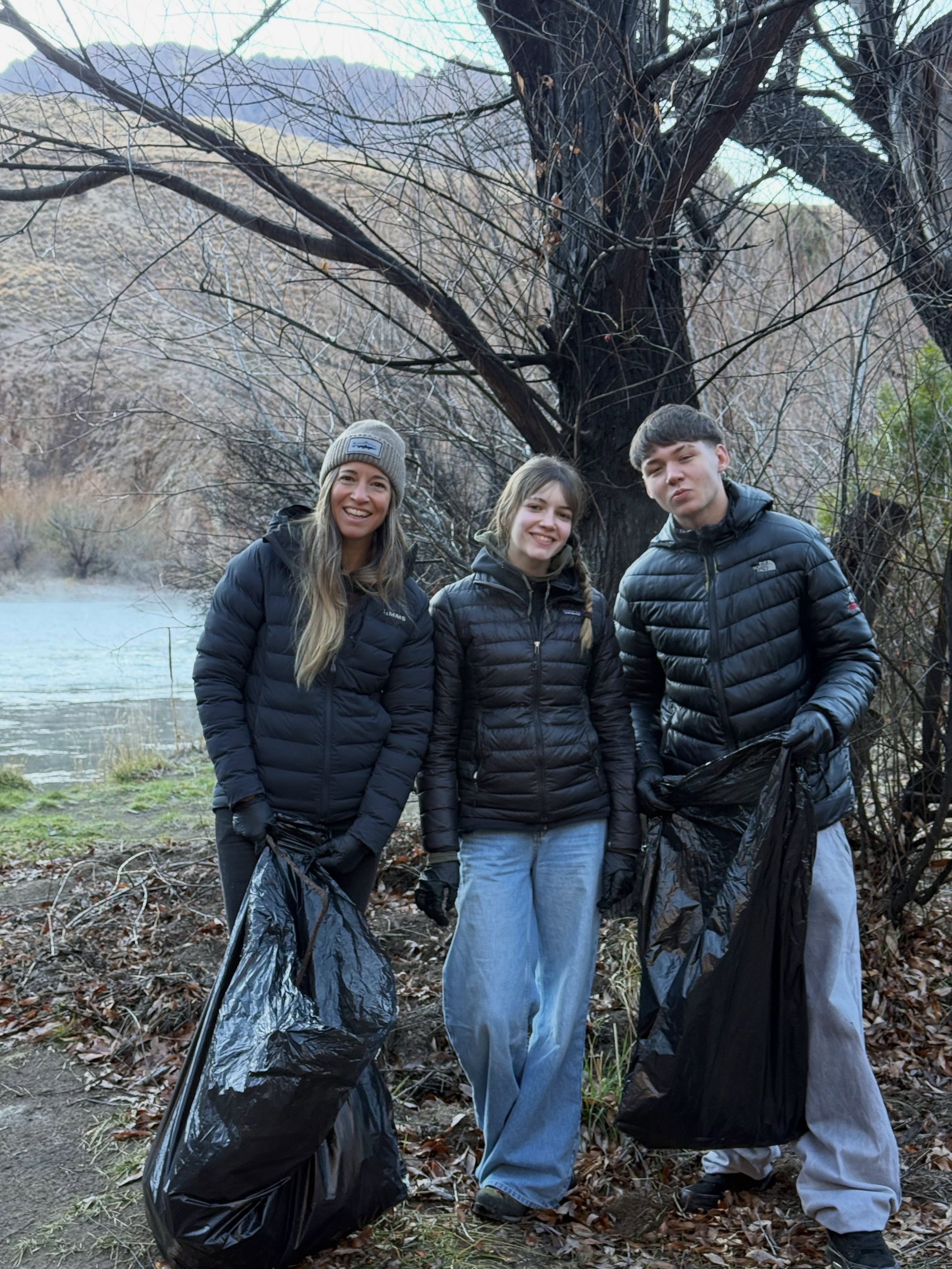 𝐉𝐨𝐫𝐧𝐚𝐝𝐚 𝐝𝐞 𝐋𝐢𝐦𝐩𝐢𝐞𝐳𝐚 𝐝𝐞𝐥 𝐑í𝐨 𝐋𝐢𝐦𝐚𝐲: ¡𝐦𝐢𝐬𝐢ó𝐧 𝐜𝐮𝐦𝐩𝐥𝐢𝐝𝐚!
Este sábado, la AGP junto a guías, pescadores, vecinos y familias le dimos una mano al Limay. Jornada soleada, montañas nevadas de fondo, mucha basura retirada y un almuerzo de camaradería para cerrar.
Más de 20 años cuidando el río que nos une. 💪🏔️🎣
La jornada contó también con la presencia de Parques Nacionales y Guardapescas de Río Negro.
¡Gracias a todos los que se sumaron!
¡Hasta la próxima!
@parquenacionalnahuelhuapi
@guardapescaandina