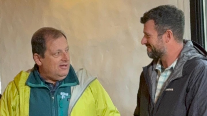 ALMUERZO ANUAL AGP
Hoy celebramos el almuerzo anual de la AGP.
Tuvimos el honor de contar con la presencia de algunos socios fundadores de la primera asociación, de hace más de 25 años atrás, quienes nos alentaron a seguir adelante con esta grata tarea.
Hubo asado de los buenos, postre, un clima súper distendido entre amigos y colegas y, por supuesto, no faltó el tema de pesca en la conversación...
Como cierre especial, hicimos la entrega de títulos a los nuevos guías que rindieron sus exámenes esta última temporada. ¡Bienvenidos al oficio!
Gracias a todos los que se acercaron a compartir este día, y un agradecimiento a quienes se pusieron al hombro la organización de una jornada tan redonda, en especial a @wllodge por ceder generosamente el espacio.
Un aplauso para todos 👏👏👏
