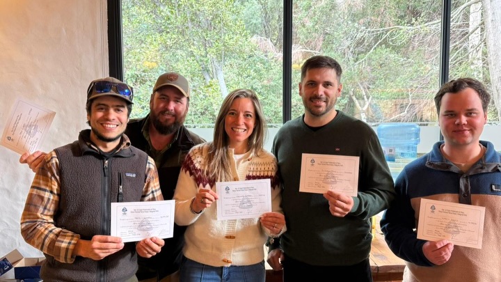 ALMUERZO ANUAL AGP
Hoy celebramos el almuerzo anual de la AGP.
Tuvimos el honor de contar con la presencia de algunos socios fundadores de la primera asociación, de hace más de 25 años atrás, quienes nos alentaron a seguir adelante con esta grata tarea.
Hubo asado de los buenos, postre, un clima súper distendido entre amigos y colegas y, por supuesto, no faltó el tema de pesca en la conversación...
Como cierre especial, hicimos la entrega de títulos a los nuevos guías que rindieron sus exámenes esta última temporada. ¡Bienvenidos al oficio!
Gracias a todos los que se acercaron a compartir este día, y un agradecimiento a quienes se pusieron al hombro la organización de una jornada tan redonda, en especial a @wllodge por ceder generosamente el espacio.
Un aplauso para todos 👏👏👏