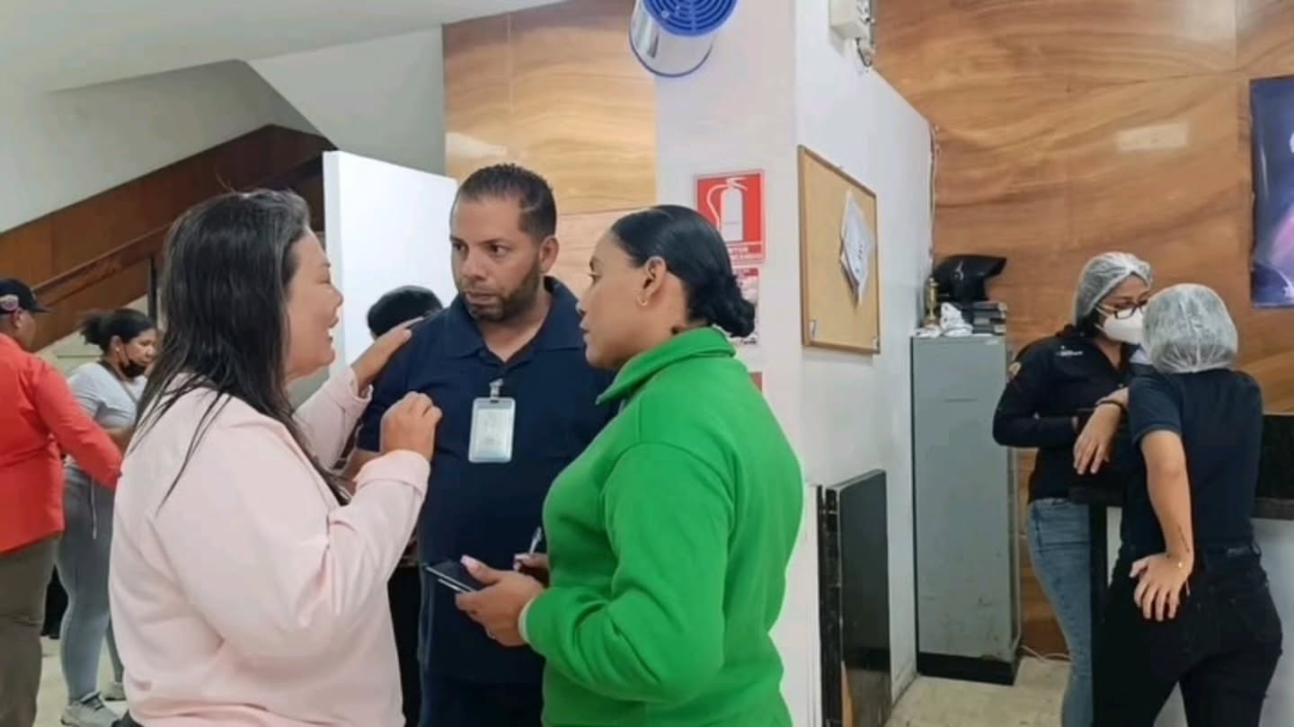 Directora General del Senamecf supervisa procesos de identificación y entrega de víctimas tras el terremoto
La directora general del Servicio Nacional de Medicina y Ciencias Forenses (Senamecf), Dra. @lissettmorenori realizó un recorrido por las áreas operativas con el propósito de garantizar el cumplimiento de los protocolos de entrega de víctimas del terremoto a sus familiares.
Durante la visita, la Dra. Moreno sostuvo encuentros con los responsables de las distintas áreas tales como: recepción, identificación y documentación, para revisar procedimientos, tiempos de atención y medidas de acompañamiento a las familias afectadas. La inspección buscó asegurar que cada entrega se realice con respeto, transparencia y conforme a los estándares técnicos y humanitarios establecidos.
La Directora enfatizó la importancia de mantener coordinación permanente entre equipos técnicos y administrativos para garantizar procesos ordenados y oportunos, así como el apoyo psicológico y la orientación necesaria a los familiares durante los trámites.
Con estas acciones, el Senamecf reafirma su compromiso de brindar atención eficiente y respetuosa a la ciudadanía en momentos de emergencia, tal como lo ha indicado la Presidenta Encargada Delcy Rodríguez y el ministro Disodado Cabello Rondón.
Prensa Senamecf