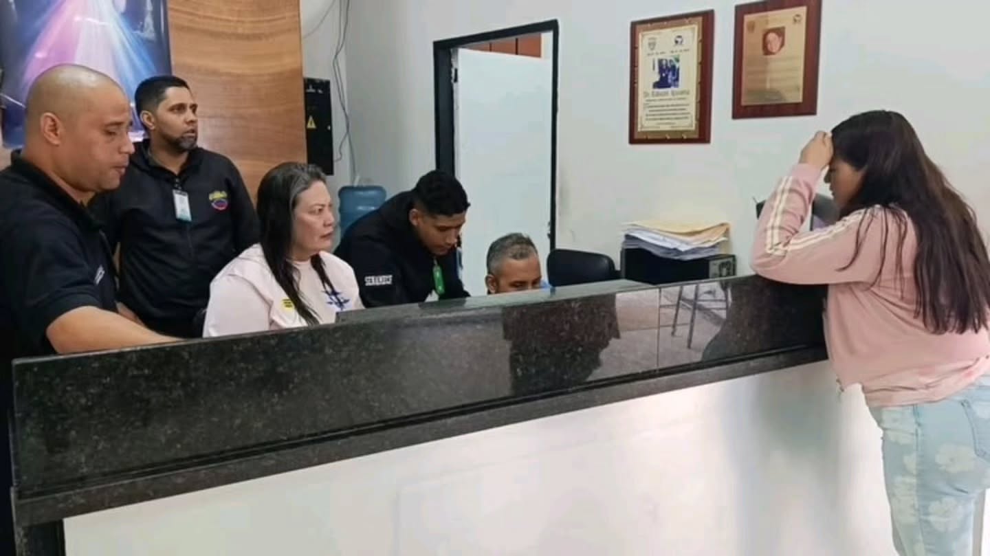 Directora General del Senamecf supervisa procesos de identificación y entrega de víctimas tras el terremoto
La directora general del Servicio Nacional de Medicina y Ciencias Forenses (Senamecf), Dra. @lissettmorenori realizó un recorrido por las áreas operativas con el propósito de garantizar el cumplimiento de los protocolos de entrega de víctimas del terremoto a sus familiares.
Durante la visita, la Dra. Moreno sostuvo encuentros con los responsables de las distintas áreas tales como: recepción, identificación y documentación, para revisar procedimientos, tiempos de atención y medidas de acompañamiento a las familias afectadas. La inspección buscó asegurar que cada entrega se realice con respeto, transparencia y conforme a los estándares técnicos y humanitarios establecidos.
La Directora enfatizó la importancia de mantener coordinación permanente entre equipos técnicos y administrativos para garantizar procesos ordenados y oportunos, así como el apoyo psicológico y la orientación necesaria a los familiares durante los trámites.
Con estas acciones, el Senamecf reafirma su compromiso de brindar atención eficiente y respetuosa a la ciudadanía en momentos de emergencia, tal como lo ha indicado la Presidenta Encargada Delcy Rodríguez y el ministro Disodado Cabello Rondón.
Prensa Senamecf