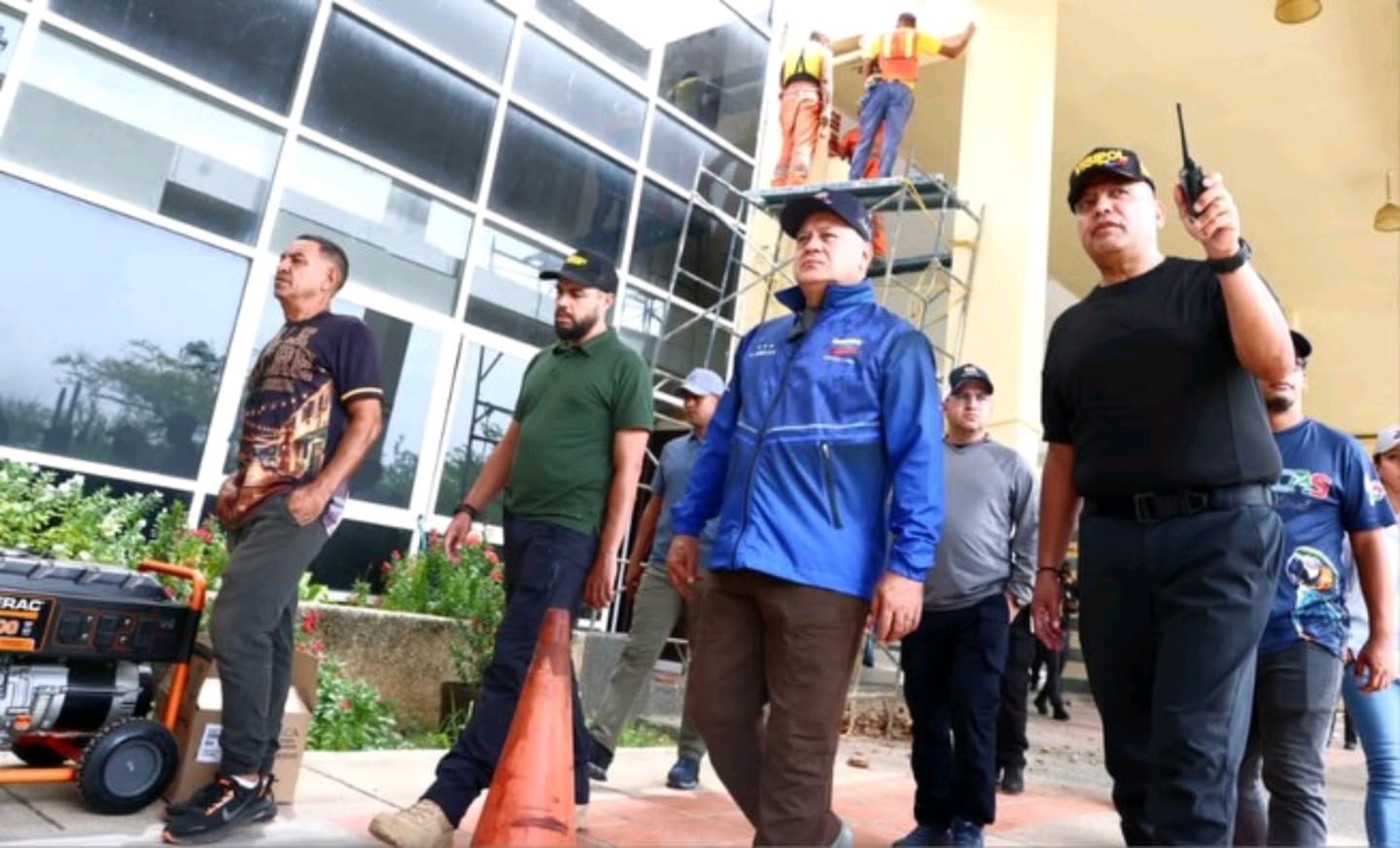 Diosdado Cabello inspecciona acondicionamiento del núcleo de la Universidad Simón Bolívar en la Guaira como campamento transitorio
Este sábado, el vicepresidente Sectorial de Política, Seguridad Ciudadana y Paz, capitán Diosdado Cabello Rondón, realizó un recorrido por las instalaciones del núcleo de la Universidad Simón Bolívar en el estado La Guaira. Las cuales, estan siendo acondicionadas como campamento transitorio para atender a las familias afectadas por el evento telúrico del 24 de junio.
Durante el recorrido, Diosdado Cabello, evaluó la estructura del recinto y coordinó la logística de habilitación. A su vez, destacó que el lugar recibirá en las próximas horas a ciudadanos que esperan la revisión de sus viviendas.
“Aquí ya hay un equipo que está revisando las casas cercanas, y se les informa a las personas si pueden o no regresar a sus hogares. Este espacio estará destinado para la atención de venezolanos, de la gente de La Guaira, con sus familias aquí, como ha sido la cartera para Relaciones Interiores precisó que la primera fase de rescate de personas vivas, “esa no ha concluido, donde consigamos alguna señal, ahí estaremos. Pero vamos a la fase que es bien dura, bien difícil, que es remoción de escombros”.
“No los vamos a dejar solos, esa no está en ninguna parte del mapa. La Presidenta Encargada ha dado las instrucciones, tenemos un sistema bien hecho para el chequeo, la revisión de las personas, y seguimos con las tareas”, aseguró.
Finalmente, el vicepresidente Sectorial Diosdado Cabello Rondón, agradeció la disposición de las autoridades universitarias y de los voluntarios. Al tiempo, que enfatizó que el Ejecutivo mantiene el sistema de atención directa a la población guaireña.
“La Guaira seguirá por siempre y ahora en el corazón de Venezuela y del mundo. Muchísimas gracias, pues, a la gente de la Universidad Simón Bolívar, muchísimas gracias a los voluntarios que están acá con nosotros”, concluyó.