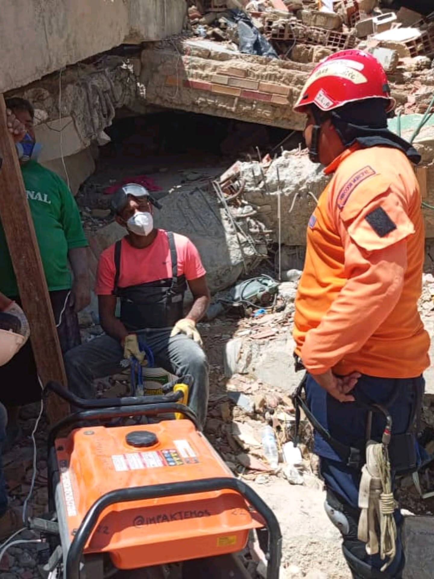 SNGR se mantiene desplegado tras los sismos del pasado 24 de junio
El Sistema Nacional de Gestión de Riesgo (SNGR), mantiene un despliegue en las zonas afectadas por el doble sismo ocurrido en el país el pasado 24 de junio.
Dado que el estado La Guaira es uno de los más golpeados por este fenómeno natural, gran parte del personal capacitado se encuentra en un operativo de búsqueda y salvamento con la ayuda de organismos internacionales.
Asimismo, para garantizar la efectividad de las operaciones, bomberos de diferentes regiones del país se movilizaron hacia la entidad costera para prestar apoyo inmediato a las zonas afectadas.
Cabe destacar la perfecta fusión popular, militar y policial que está optimizando los protocolos de respuesta ante la contingencia.
Los equipos de rescate mantienen guardias las 24 horas del día; además, los órganos de seguridad ciudadana realizan un monitoreo constante de las comunidades vulnerables, y especialistas evalúan los riesgos de forma permanente para resguardar tanto a la población como al personal desplegado.