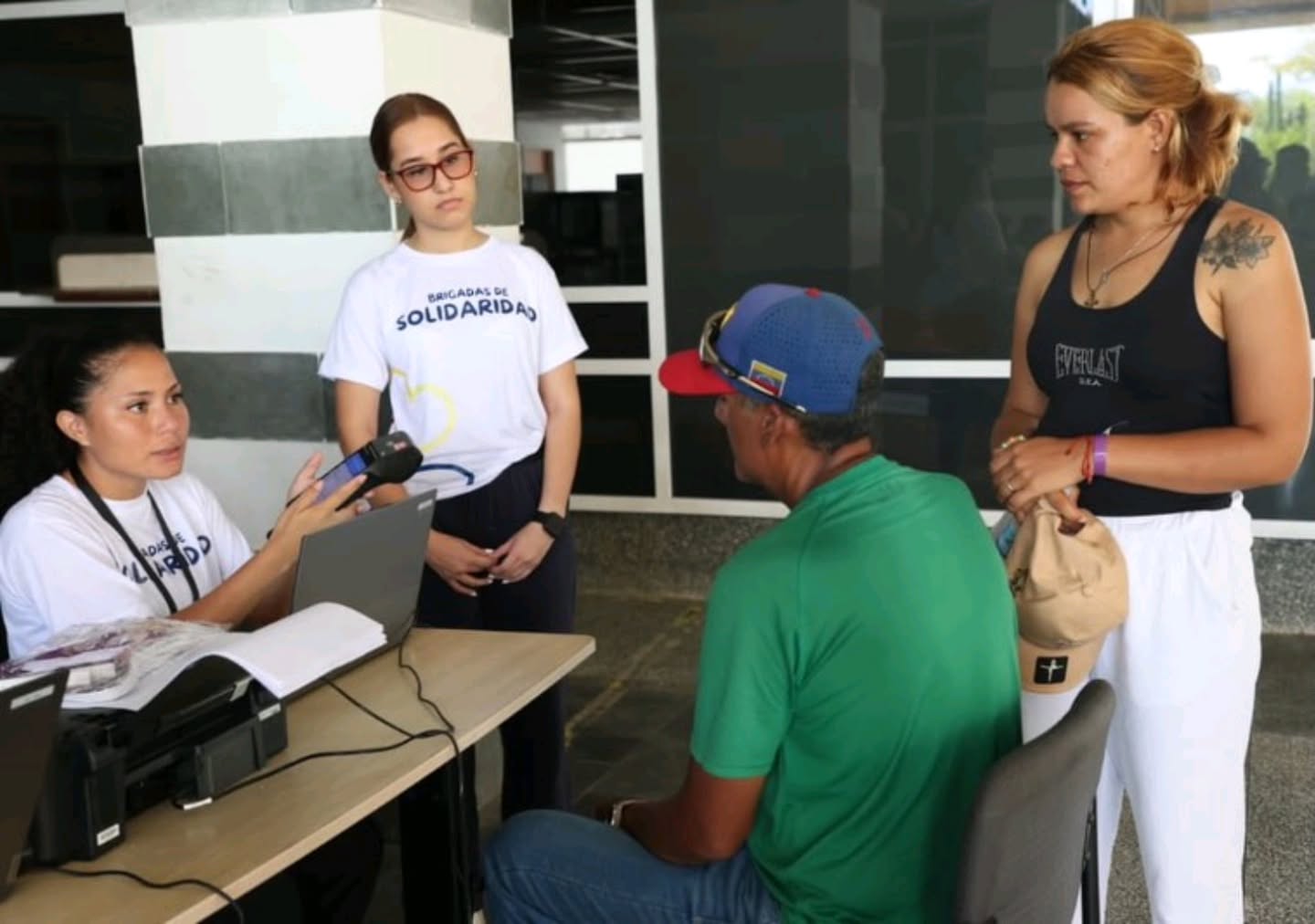 Vicepresidente Diosdado supervisó instalaciones de la Universidad Simón Bolívar para la atención de las familias afectadas tras el doble terremoto
Para dar continuidad a la verificación exhaustiva en materia de seguridad y logística en la atención del pueblo venezolano, el vicepresidente Sectorial de Política, Seguridad Ciudadana y Paz, capitán Diosdado Cabello Rondón, realizó un recorrido por las instalaciones para constatar que estas se encuentren en perfectas condiciones, con el fin de garantizar la tranquilidad y la paz del pueblo venezolano.
En este sentido, Cabello Rondón expresó que hace dos días se realizó una inspección en las instalaciones de este centro universitario, y observaron algunas reparaciones necesarias que se realizaron.
“Estamos terminando la cocina, que es el punto que hay que atender para que la comida se prepare en el mismo sitio, y comenzar a traer alrededor de 600 personas a este espacio, tanto de la comunidad como de todos los campamentos que ha ordenado la Presidenta (E) de la República Bolivariana de Venezuela, Delcy Rodríguez, para que tengan todas las comodidades en medio de la dificultad, con la atención necesaria”, expresó.
Por otra parte, acotó que se encuentran los jóvenes de la juventud y también los jóvenes militares que se graduaron ayer, “como dijo la Mandataria Nacional, que les hizo un llamado a todos, están aquí, los militares junto al pueblo haciendo un esfuerzo”.