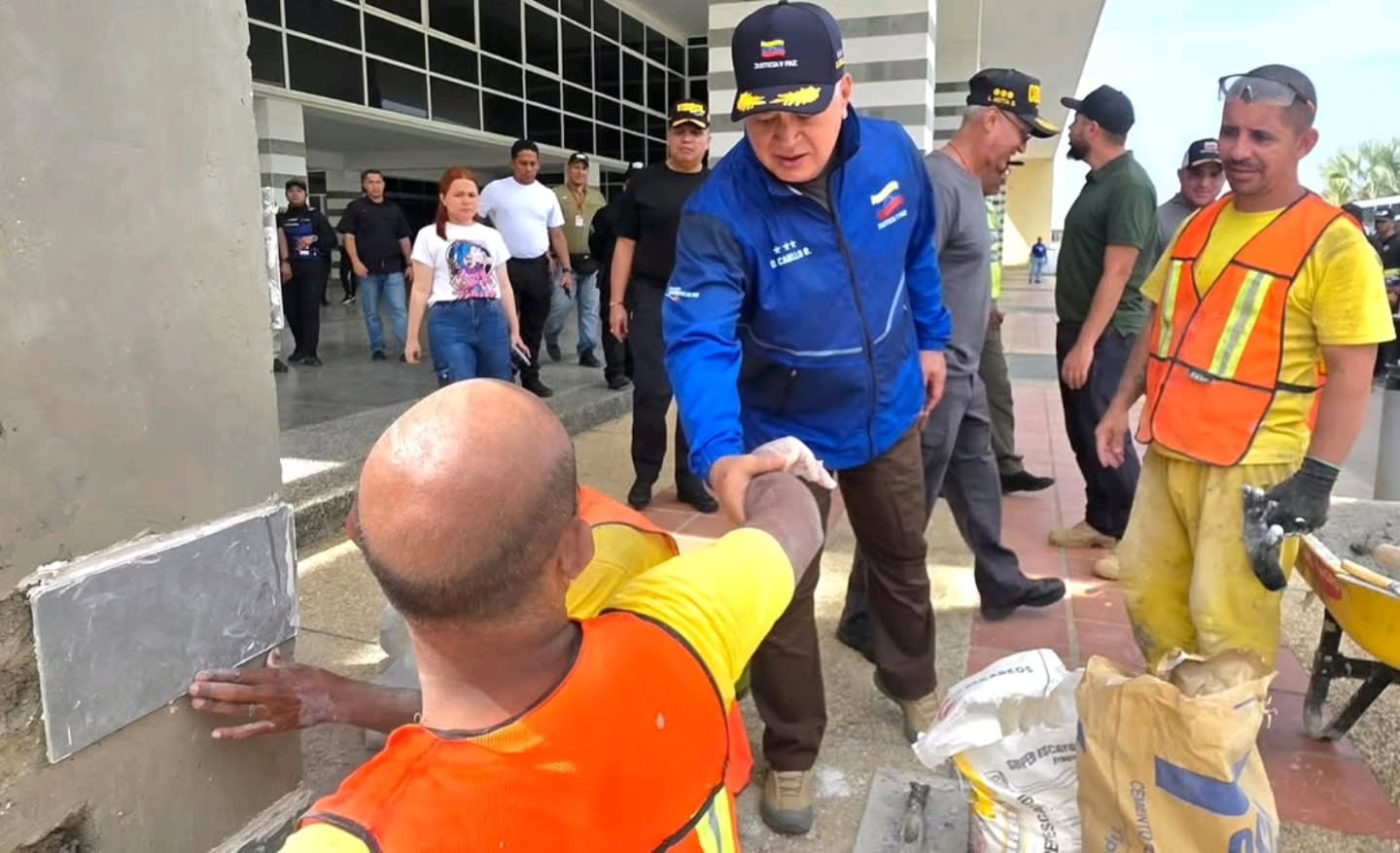 Diosdado Cabello inspecciona acondicionamiento del núcleo de la Universidad Simón Bolívar en la Guaira como campamento transitorio
Este sábado, el vicepresidente Sectorial de Política, Seguridad Ciudadana y Paz, capitán Diosdado Cabello Rondón, realizó un recorrido por las instalaciones del núcleo de la Universidad Simón Bolívar en el estado La Guaira. Las cuales, estan siendo acondicionadas como campamento transitorio para atender a las familias afectadas por el evento telúrico del 24 de junio.
Durante el recorrido, Diosdado Cabello, evaluó la estructura del recinto y coordinó la logística de habilitación. A su vez, destacó que el lugar recibirá en las próximas horas a ciudadanos que esperan la revisión de sus viviendas.
“Aquí ya hay un equipo que está revisando las casas cercanas, y se les informa a las personas si pueden o no regresar a sus hogares. Este espacio estará destinado para la atención de venezolanos, de la gente de La Guaira, con sus familias aquí, como ha sido la cartera para Relaciones Interiores precisó que la primera fase de rescate de personas vivas, “esa no ha concluido, donde consigamos alguna señal, ahí estaremos. Pero vamos a la fase que es bien dura, bien difícil, que es remoción de escombros”.
“No los vamos a dejar solos, esa no está en ninguna parte del mapa. La Presidenta Encargada ha dado las instrucciones, tenemos un sistema bien hecho para el chequeo, la revisión de las personas, y seguimos con las tareas”, aseguró.
Finalmente, el vicepresidente Sectorial Diosdado Cabello Rondón, agradeció la disposición de las autoridades universitarias y de los voluntarios. Al tiempo, que enfatizó que el Ejecutivo mantiene el sistema de atención directa a la población guaireña.
“La Guaira seguirá por siempre y ahora en el corazón de Venezuela y del mundo. Muchísimas gracias, pues, a la gente de la Universidad Simón Bolívar, muchísimas gracias a los voluntarios que están acá con nosotros”, concluyó.