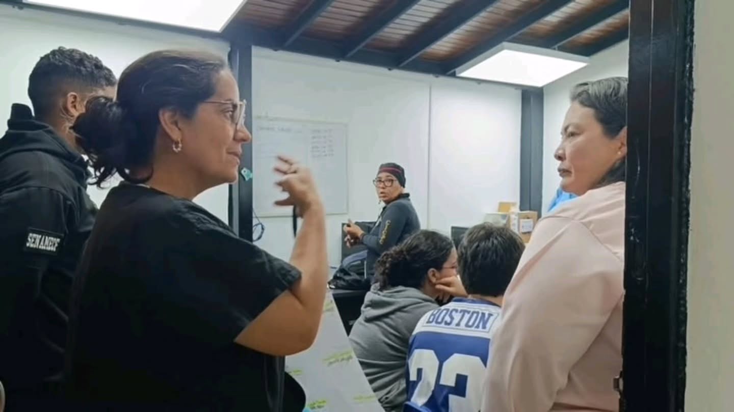 Directora General del Senamecf supervisa procesos de identificación y entrega de víctimas tras el terremoto
La directora general del Servicio Nacional de Medicina y Ciencias Forenses (Senamecf), Dra. @lissettmorenori realizó un recorrido por las áreas operativas con el propósito de garantizar el cumplimiento de los protocolos de entrega de víctimas del terremoto a sus familiares.
Durante la visita, la Dra. Moreno sostuvo encuentros con los responsables de las distintas áreas tales como: recepción, identificación y documentación, para revisar procedimientos, tiempos de atención y medidas de acompañamiento a las familias afectadas. La inspección buscó asegurar que cada entrega se realice con respeto, transparencia y conforme a los estándares técnicos y humanitarios establecidos.
La Directora enfatizó la importancia de mantener coordinación permanente entre equipos técnicos y administrativos para garantizar procesos ordenados y oportunos, así como el apoyo psicológico y la orientación necesaria a los familiares durante los trámites.
Con estas acciones, el Senamecf reafirma su compromiso de brindar atención eficiente y respetuosa a la ciudadanía en momentos de emergencia, tal como lo ha indicado la Presidenta Encargada Delcy Rodríguez y el ministro Disodado Cabello Rondón.
Prensa Senamecf