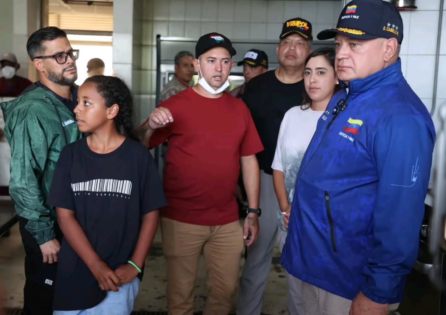 Vicepresidente Diosdado supervisó instalaciones de la Universidad Simón Bolívar para la atención de las familias afectadas tras el doble terremoto
Para dar continuidad a la verificación exhaustiva en materia de seguridad y logística en la atención del pueblo venezolano, el vicepresidente Sectorial de Política, Seguridad Ciudadana y Paz, capitán Diosdado Cabello Rondón, realizó un recorrido por las instalaciones para constatar que estas se encuentren en perfectas condiciones, con el fin de garantizar la tranquilidad y la paz del pueblo venezolano.
En este sentido, Cabello Rondón expresó que hace dos días se realizó una inspección en las instalaciones de este centro universitario, y observaron algunas reparaciones necesarias que se realizaron.
“Estamos terminando la cocina, que es el punto que hay que atender para que la comida se prepare en el mismo sitio, y comenzar a traer alrededor de 600 personas a este espacio, tanto de la comunidad como de todos los campamentos que ha ordenado la Presidenta (E) de la República Bolivariana de Venezuela, Delcy Rodríguez, para que tengan todas las comodidades en medio de la dificultad, con la atención necesaria”, expresó.
Por otra parte, acotó que se encuentran los jóvenes de la juventud y también los jóvenes militares que se graduaron ayer, “como dijo la Mandataria Nacional, que les hizo un llamado a todos, están aquí, los militares junto al pueblo haciendo un esfuerzo”.