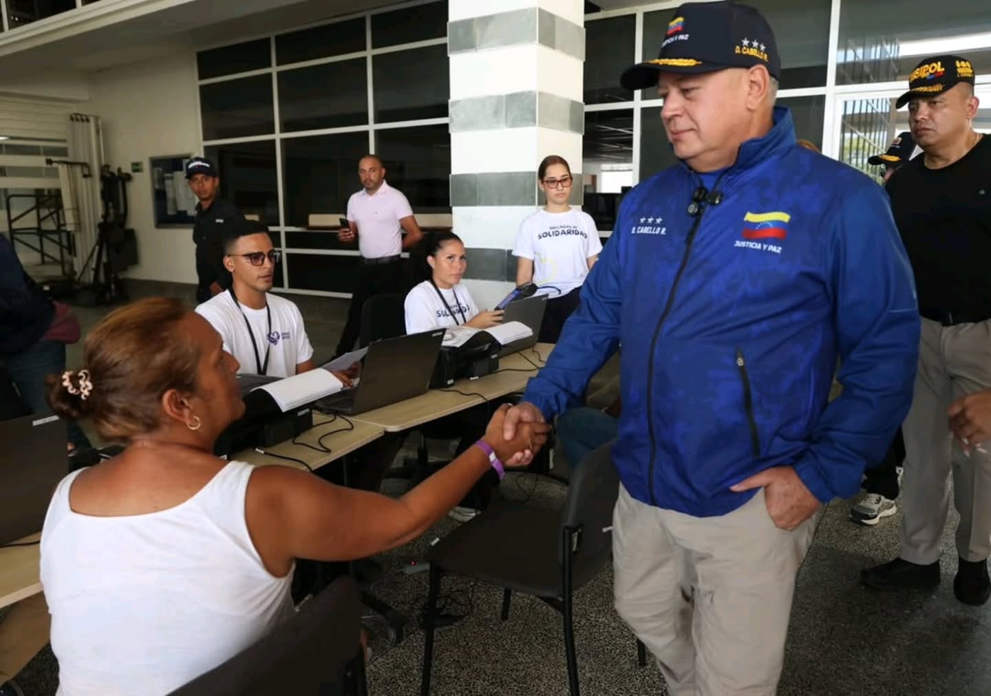 Vicepresidente Diosdado supervisó instalaciones de la Universidad Simón Bolívar para la atención de las familias afectadas tras el doble terremoto
Para dar continuidad a la verificación exhaustiva en materia de seguridad y logística en la atención del pueblo venezolano, el vicepresidente Sectorial de Política, Seguridad Ciudadana y Paz, capitán Diosdado Cabello Rondón, realizó un recorrido por las instalaciones para constatar que estas se encuentren en perfectas condiciones, con el fin de garantizar la tranquilidad y la paz del pueblo venezolano.
En este sentido, Cabello Rondón expresó que hace dos días se realizó una inspección en las instalaciones de este centro universitario, y observaron algunas reparaciones necesarias que se realizaron.
“Estamos terminando la cocina, que es el punto que hay que atender para que la comida se prepare en el mismo sitio, y comenzar a traer alrededor de 600 personas a este espacio, tanto de la comunidad como de todos los campamentos que ha ordenado la Presidenta (E) de la República Bolivariana de Venezuela, Delcy Rodríguez, para que tengan todas las comodidades en medio de la dificultad, con la atención necesaria”, expresó.
Por otra parte, acotó que se encuentran los jóvenes de la juventud y también los jóvenes militares que se graduaron ayer, “como dijo la Mandataria Nacional, que les hizo un llamado a todos, están aquí, los militares junto al pueblo haciendo un esfuerzo”.