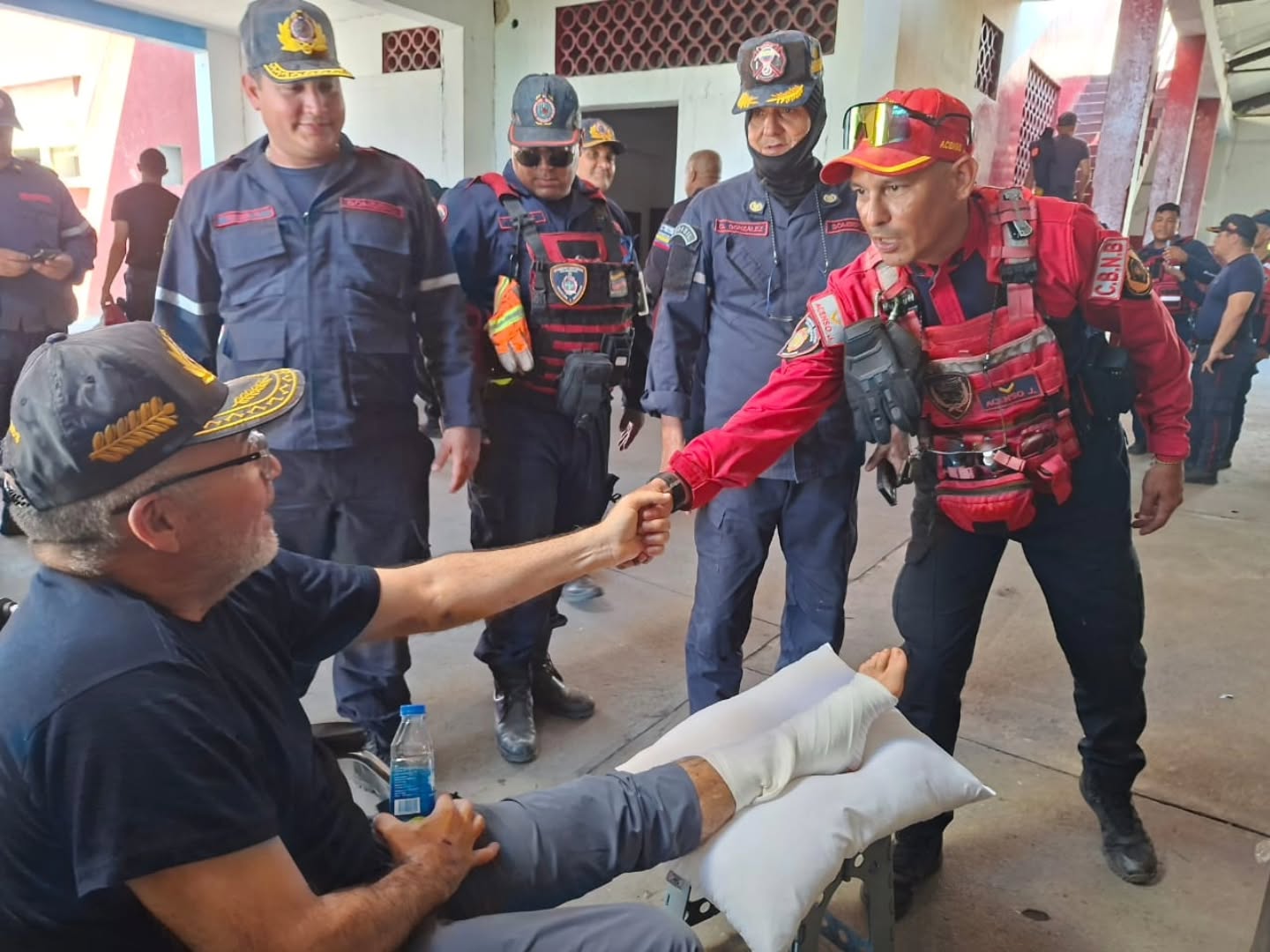 ¡LIDERAZGO Y RESILIENCIA EN LA GUAIRA!
A dos semanas del fuerte doblete sísmico que afectó al país y dejó a unas 10,000 familias damnificadas en La Guaira, el Primer General Juan Carlos González demostró el verdadero significado del compromiso institucional.
Luego de cumplir 10 días de estricto reposo médico debido a las graves afectaciones de salud sufridas tras la contingencia, el Director General Nacional de Bomberos y Presidente del FONBE visitó hoy la entidad más afectada por el sismo.
"La fuerza de un bombero se mide en su capacidad de levantarse para cuidar a los suyos".
A pesar de las dificultades físicas, el Primer General recorrió el terreno con un solo propósito: felicitar, abrazar y dar palabras de aliento a todo su equipo y compañeros, quienes han trabajado sin descanso durante estas dos semanas apoyando a las familias damnificadas.
Un gesto de liderazgo puro que enciende la motivación en el corazón de nuestras tropas.
¡Seguimos de pie por la reconstrucción de La Guaira!
#Bomberos #LaGuaira #FONBE #FuerzaLaGuaira #OrgulloBomberil VenezuelaRenacera