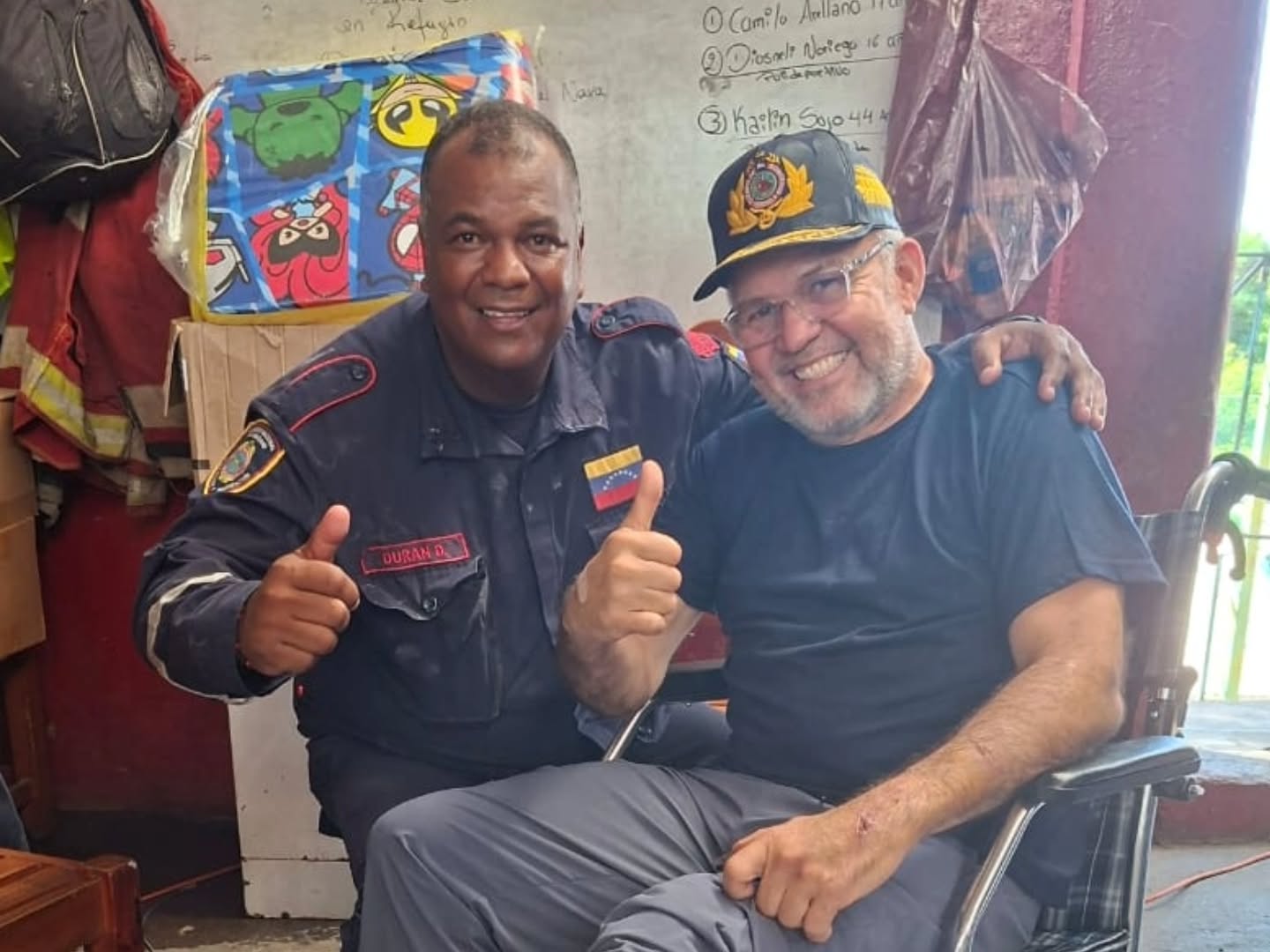 ¡LIDERAZGO Y RESILIENCIA EN LA GUAIRA!
A dos semanas del fuerte doblete sísmico que afectó al país y dejó a unas 10,000 familias damnificadas en La Guaira, el Primer General Juan Carlos González demostró el verdadero significado del compromiso institucional.
Luego de cumplir 10 días de estricto reposo médico debido a las graves afectaciones de salud sufridas tras la contingencia, el Director General Nacional de Bomberos y Presidente del FONBE visitó hoy la entidad más afectada por el sismo.
"La fuerza de un bombero se mide en su capacidad de levantarse para cuidar a los suyos".
A pesar de las dificultades físicas, el Primer General recorrió el terreno con un solo propósito: felicitar, abrazar y dar palabras de aliento a todo su equipo y compañeros, quienes han trabajado sin descanso durante estas dos semanas apoyando a las familias damnificadas.
Un gesto de liderazgo puro que enciende la motivación en el corazón de nuestras tropas.
¡Seguimos de pie por la reconstrucción de La Guaira!
#Bomberos #LaGuaira #FONBE #FuerzaLaGuaira #OrgulloBomberil VenezuelaRenacera