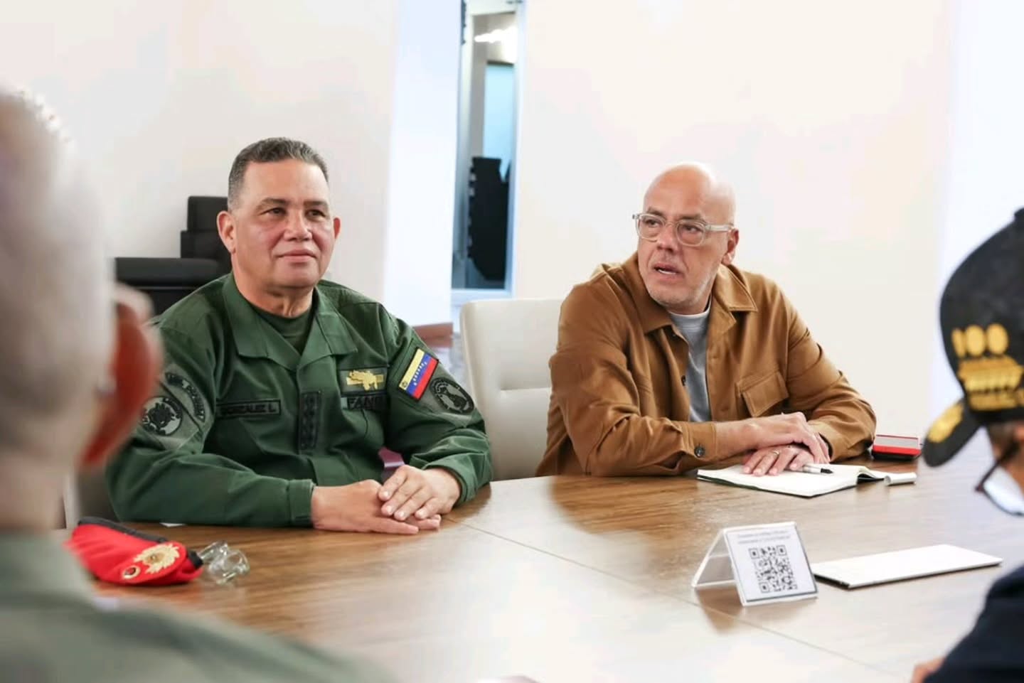 Presidenta Delcy Rodríguez evalúa despliegue de organismos de seguridad y Protección Civil para atender al pueblo
La presidenta de la República Bolivariana de Venezuela, Delcy Rodríguez, sostiene una reunión de trabajo en materia de seguridad para coordinar las tareas de acción dirigidas a la logística y atención integral de las personas afectadas por los dobles terremotos del pasado 24 de junio, los cuales afectaron a siete estados del país, sobre todo al estado La Guaira.
En este encuentro participan el presidente de la Asamblea Nacional, Dr. Jorge Rodríguez; el vicepresidente sectorial de Política, Seguridad Ciudadana y Paz, Cap. Diosdado Cabello, y el ministro del Poder Popular para la Defensa, G/J. Gustavo González López, con el objetivo de evaluar el resguardo de la población.
Actualmente, el despliegue nacional cuenta con más de 30 mil efectivos pertenecientes a los cuerpos de seguridad en los estados afectados, principalmente en el estado La Guaira, donde las tareas coordinadas de rescate registran 6 mil 464 personas rescatadas y 128 mil familias atendidas.
Asimismo, el plan de asistencia mantiene operativos 107 campamentos transitorios que albergan a más de 20 mil personas bajo atención integral las 24 horas, labores a las que se suman 2 mil 471 rescatistas internacionales en operaciones de búsqueda y atención a las víctimas.